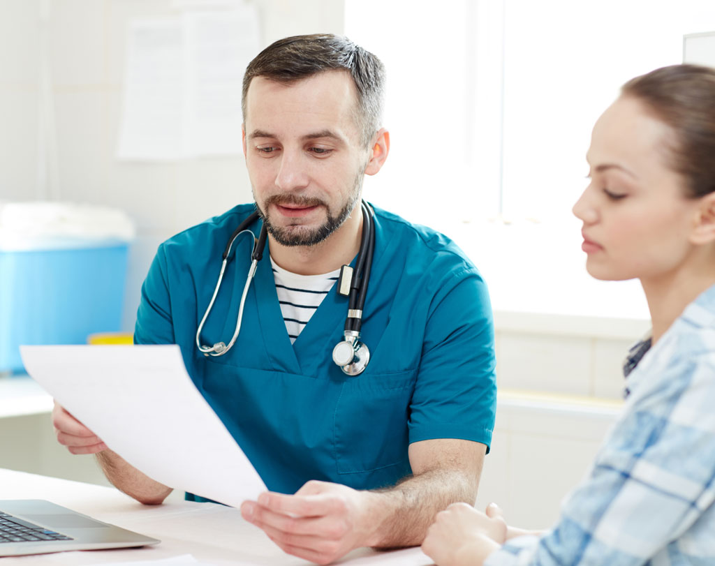 คนไข้ปรึกษาคุณหมอเรื่องสุขภาพ